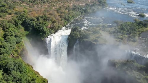 Vista aérea de drone das Cataratas Vitória e seus arco-íris