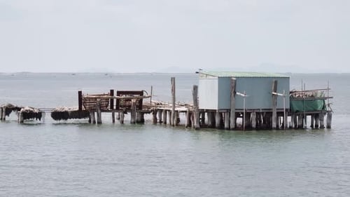 Holzkonstruktion am Wasser für Fischer