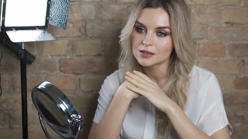 Una bloguera de belleza está haciendo un Vídeo para sus Seguidores