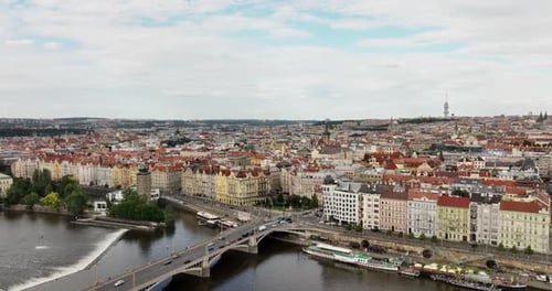 Luftaufnahme der Karlsbrücke und der Prager Burg in Prag, Tschechische Republik, Prager Altstadt, Luftaufnahme