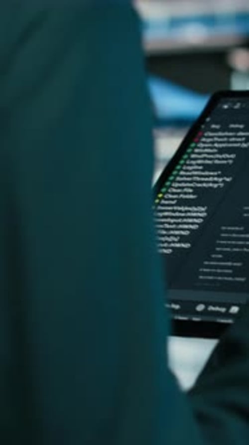 Vertikale Video-Nahaufnahme eines Rechenzentrumsprogrammierers, der die Tablet-App zum Schreiben von Code verwendet