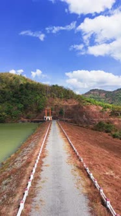 Explorez le col de Đại Ninh avec une vue aérienne du paysage et du sentier qui traverse le