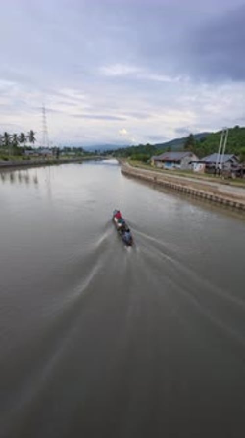 Bateau sur la rivière avec des collines lointaines