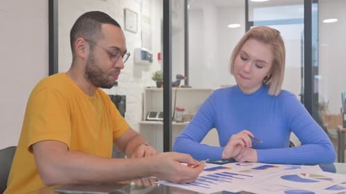 Informe sobre personas creativas multiétnicas que trabajan en negocios