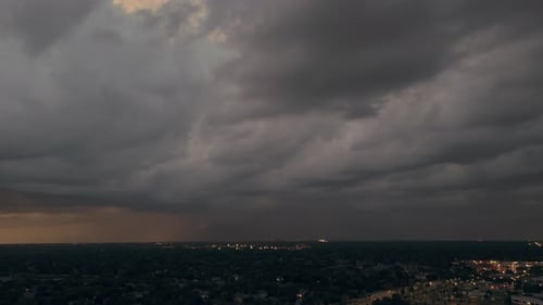 Imagem aérea panorâmica do céu de nuvens tempestuosas antes de fortes chuvas e relâmpagos sobre a área da cidade suburbana