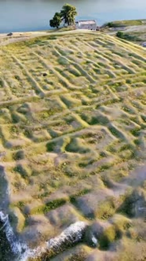 Vue aérienne par drone du Danube qui traverse la gorge des Portes de Fer le long de la Roumanie/Serbie
