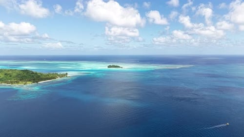 Luftaufnahme der Lagune von Bora Bora und der unbewohnten Inseln, Französisch-Polynesien