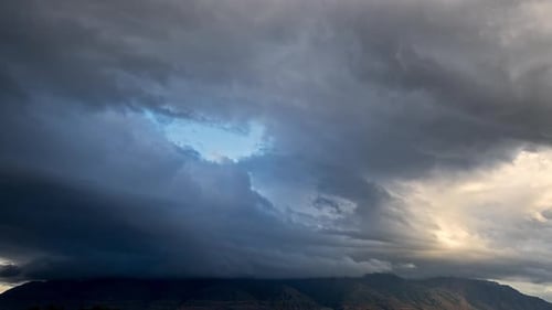 Zeitraffer von Wolkenschichten über dem Berg beim Durchziehen des Sturms