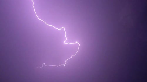 Relámpagos en el cielo nocturno entre nubes de tormenta.