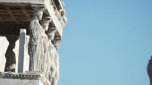 vue des statues extérieures de Cariátides et de l'Acropole à Athènes, en Grèce