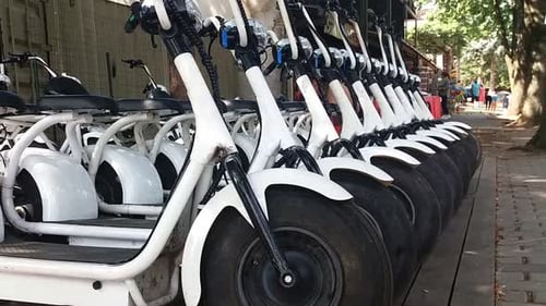 Une rangée de scooters électriques sympas