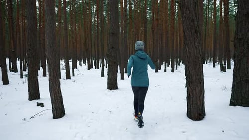 Rückansicht Sportler beim Joggen im Winter