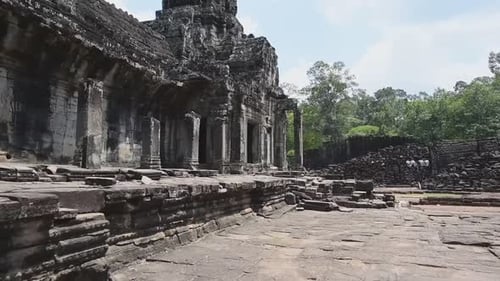 Panoramaaufnahme eines beschädigten alten Hindu-Tempels mit Moos auf dem Dach - Siem Reap, Kambodscha