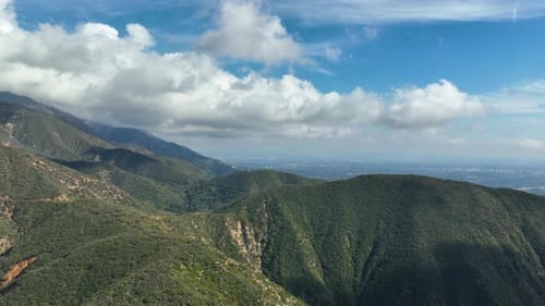 Luftaufnahme der zerklüfteten Landschaft der San Gabriel Mountains