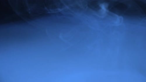 Abstrakter blauer Rauch, der auf dunklem Hintergrund wirbelt