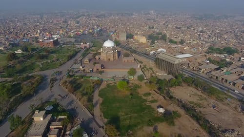 Vista aérea da tumba de Hazrat Shah Rukn-e-Alam, paisagem urbana, Paquistão.