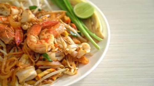 Pad Thai with Prawns and Fresh Garnish