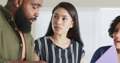 Divers amis masculins et féminins discutant, travaillant ensemble à la maison, Ralenti