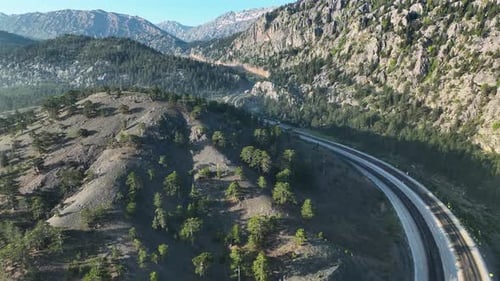 El camino está en lo alto de las montañas, vista aérea (4K), Turquía
