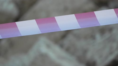 Fita de advertência vermelha e branca balançando no sinal de proteção contra o vento Não cruze a linha vermelha e branca