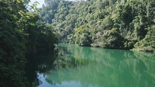 Vuelo en Zumbido sobre aguas azules en la presa de Tireo en Loma de Blanco Bonao, República Dominicana
