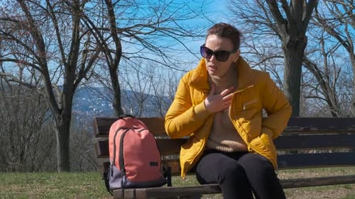 Dame malsaine sur un banc de parc
