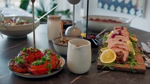 Potiron cuit au four, poitrine de dinde farcie et autres friandises de Thanksgiving.