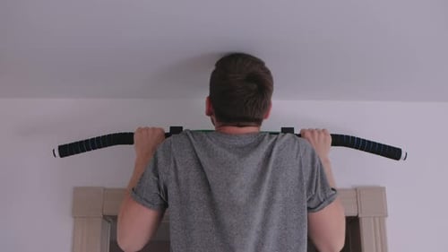 Hombre se detiene en una barra horizontal en casa 4 K