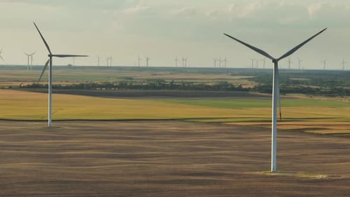 Landschaftsansicht von sich drehenden Windkraftanlagen