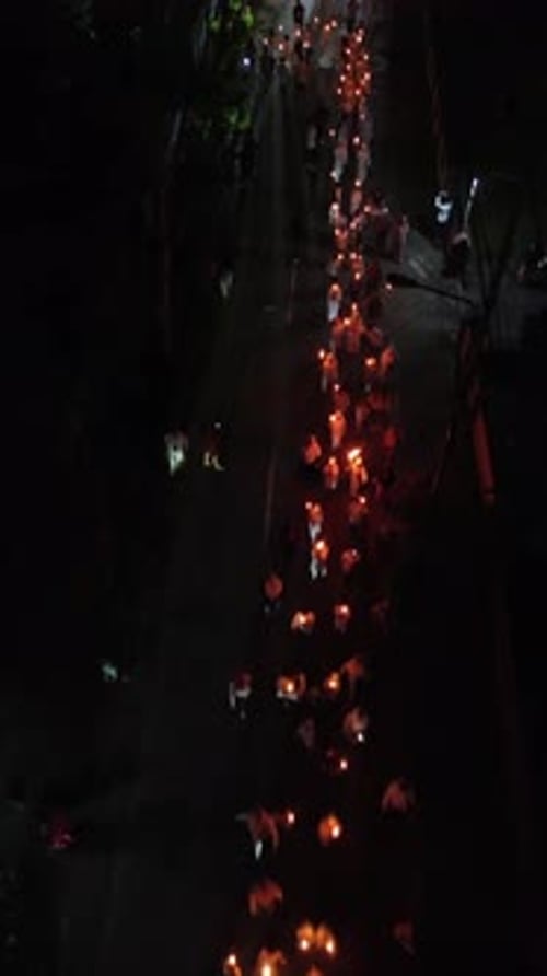 Images aériennes verticales de personnes célébrant un relais de la flamme pendant le mois sacré du Ramadan