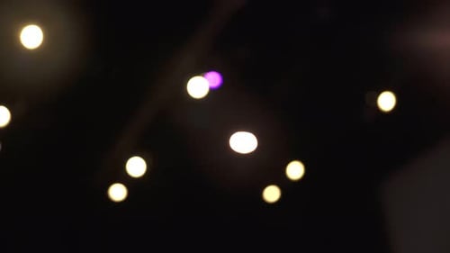 Video über das Fehlen beleuchteter Bühnenlichter