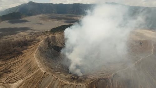 Aktiver Vulkan mit einem Krater