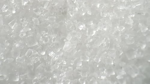 Kamera fokussiert auf einen weißen Zuckerhaufen, Makro-Video