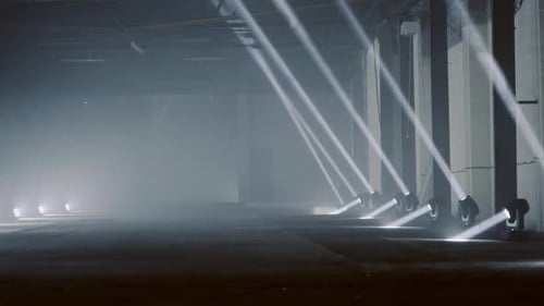 Abstrakte Lichtshow im Industriegebäude