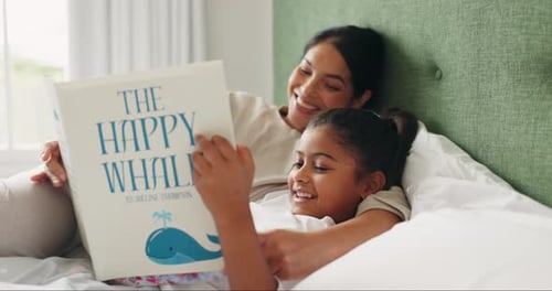 Dormitorio, niña y madre leyendo un libro, sonrisa y hogar con felicidad, fantasía