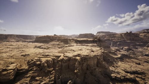 Une lumière dorée spectaculaire illumine les falaises en couches et les nuages à la dérive
