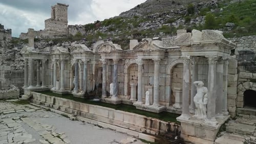 Place principale de Sagalassos et muraille romaine élaborée en Turquie