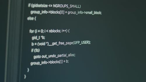 Ordinateur ou ingénieur système montrant le code source et les mégadonnées