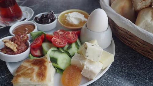 Délicieux petit-déjeuner turc à tartiner avec des ingrédients frais