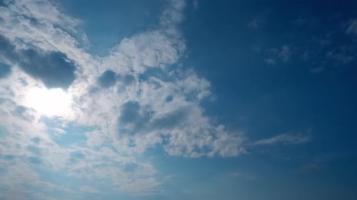 4K UHD: Wunderschöner blauer Himmel mit Wolkenhintergrund