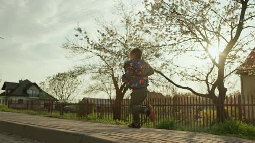 Menino correndo na paisagem rural