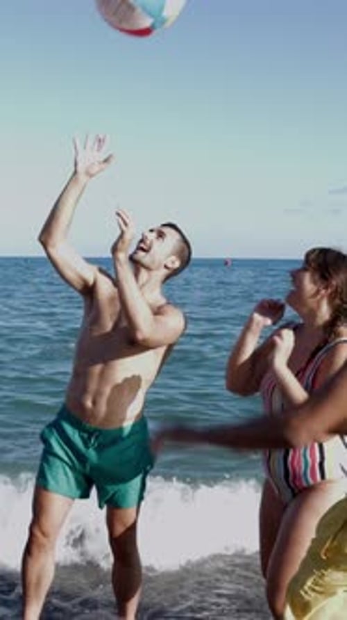 Junge Gruppe von Freunden, die im Sommer Spaß beim Wasserballspielen haben