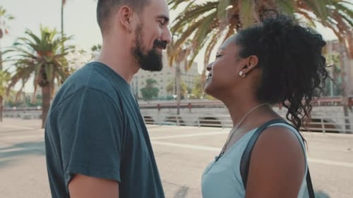 De cerca, feliz familia interracial, besos afuera