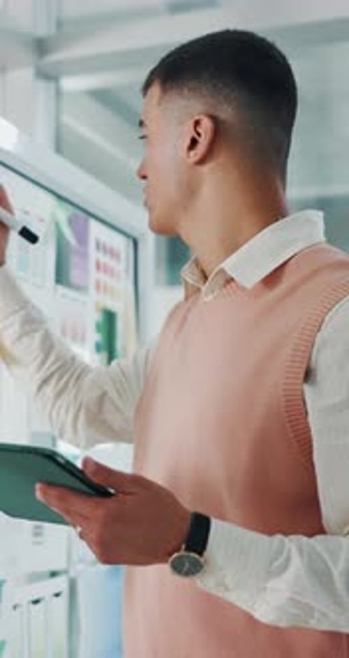 Mann, Haftnotiz und Schrift auf Glas mit Tablet für Recherche, UX-Design und Ideen für das App-Layout