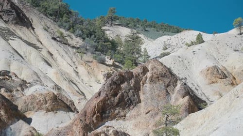 Sulfur Hills au milieu de Big Rock Candy Mountain