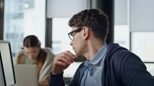 Gerente abrumado trabajando en computadora primer plano, cansado, pensativo, hombre frotándose los ojos