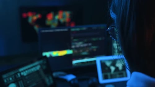 In einer Brille. Junge professionelle Hackerin ist am Computer drinnen