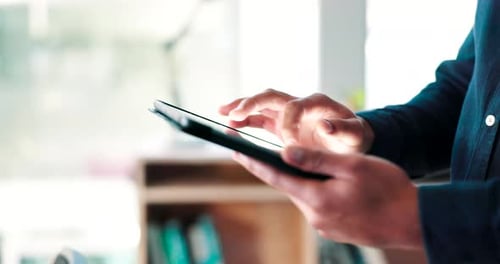 Mains, tablette et personne en ligne pour Internet, mise en réseau et recherche sur un site Web