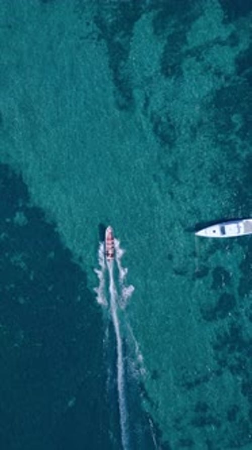 Luftaufnahme auf einem Ozeanboot schwimmt auf blauem Wasser in der Meereslandschaft der Sommerküste