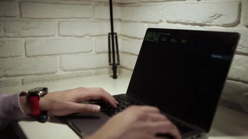 Homem programando no laptop. Closeup do desenvolvedor, programador, engenheiro de software e suporte de TI Vlad